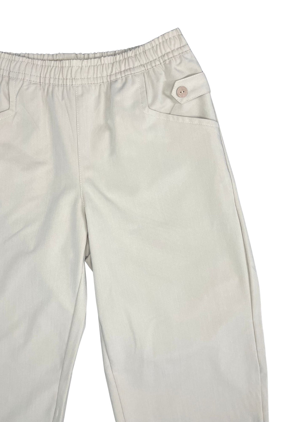 33280A capri silueta ajustada, botones decorativos.