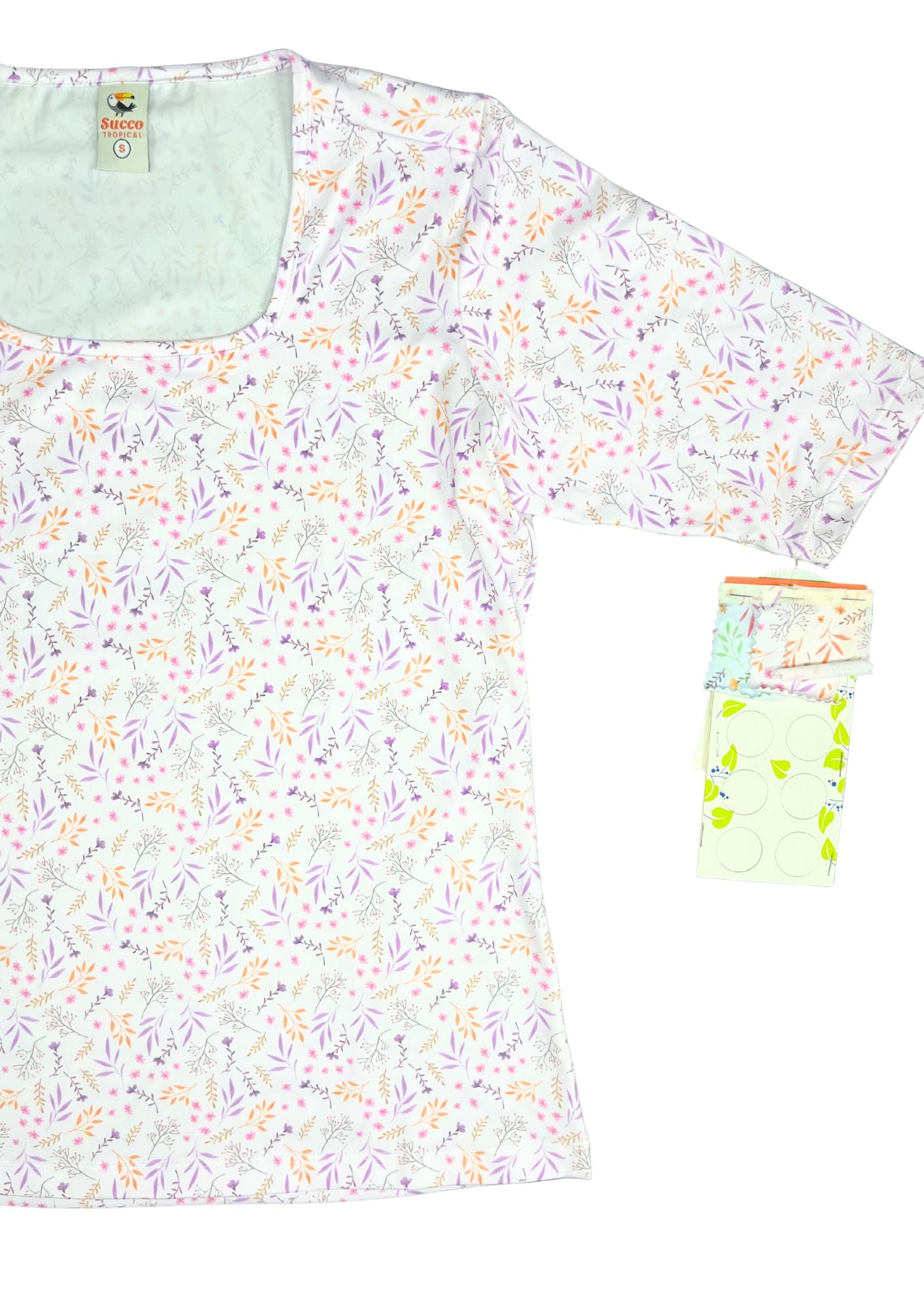 23395A blusa silueta ajustada, estampado floral.