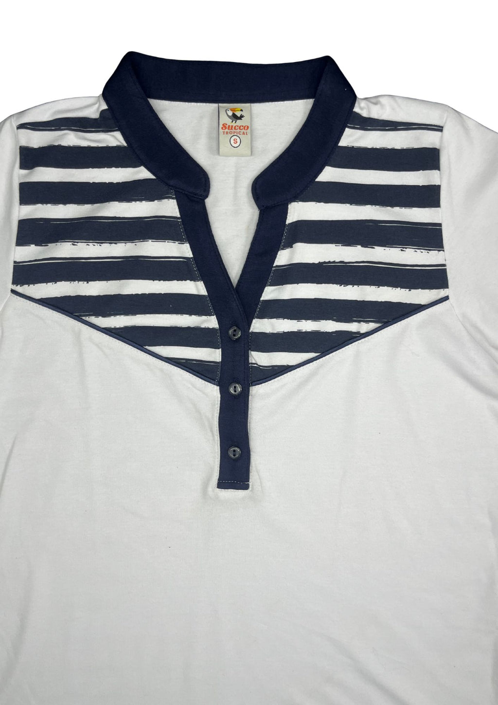 23743B camiseta silueta amplia, cuello deportivo.