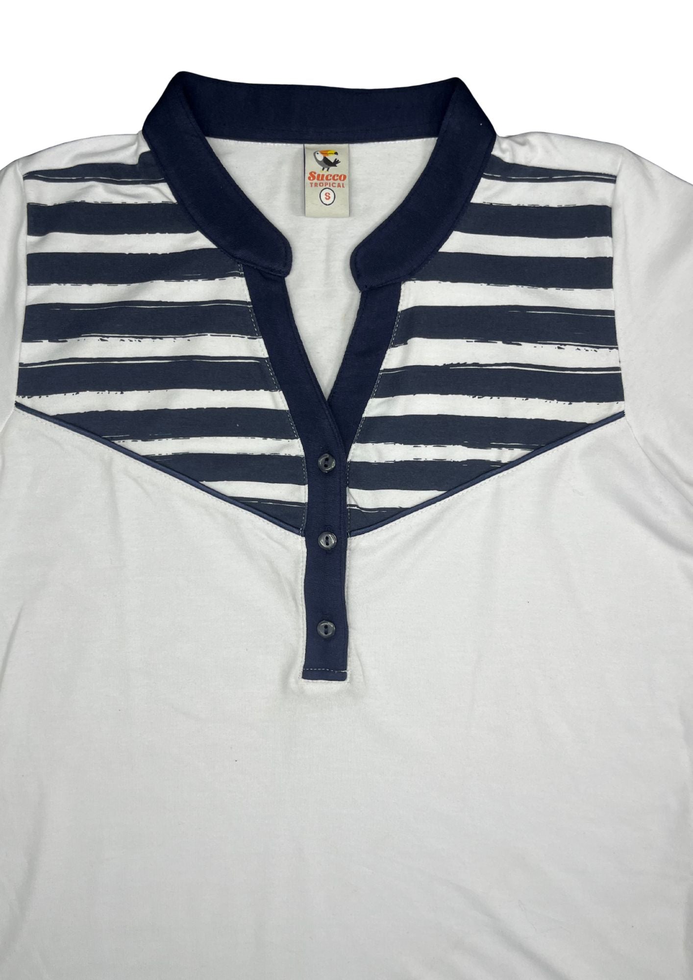 23743B camiseta silueta amplia, cuello deportivo.