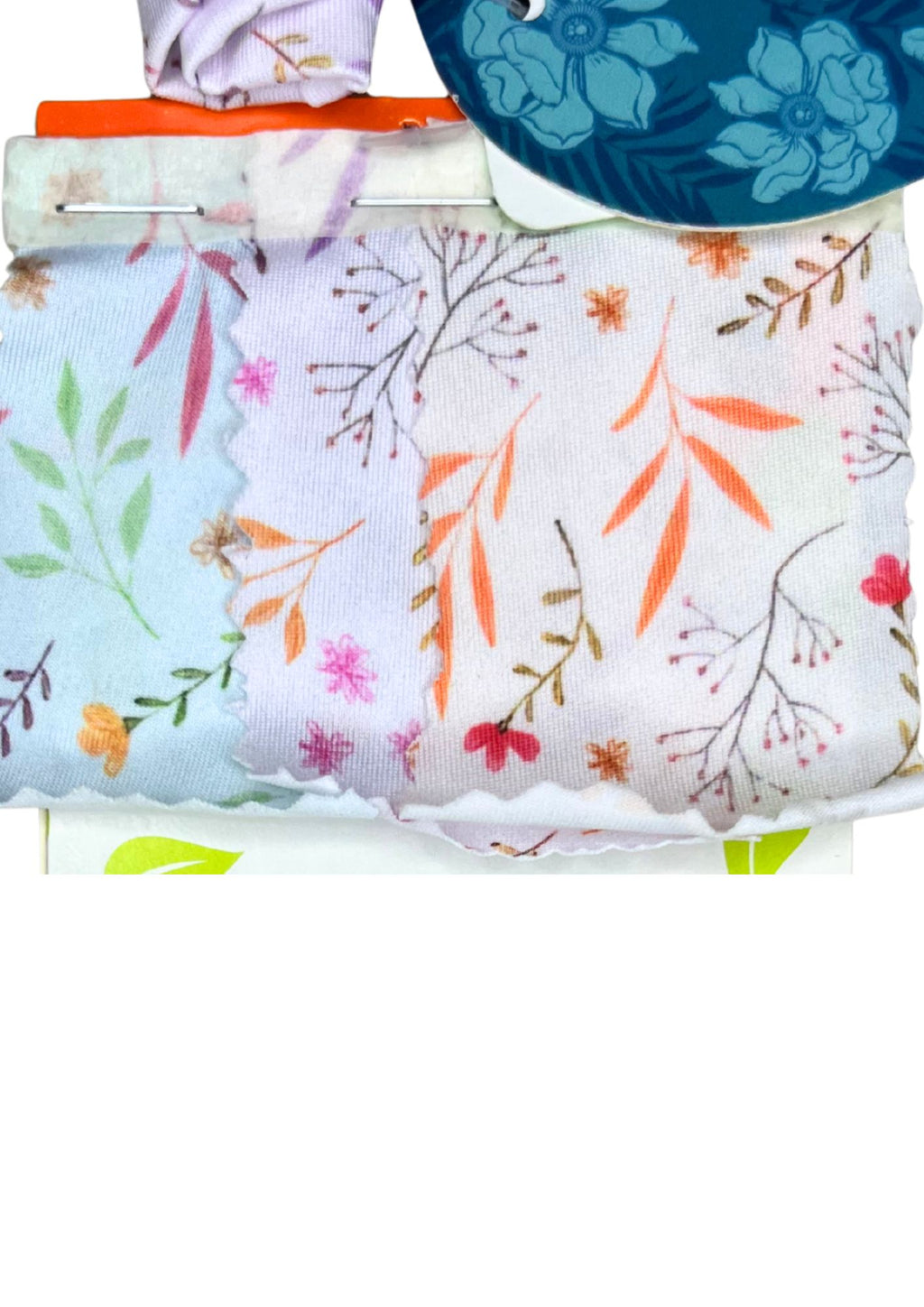 23395A blusa silueta ajustada, estampado floral.