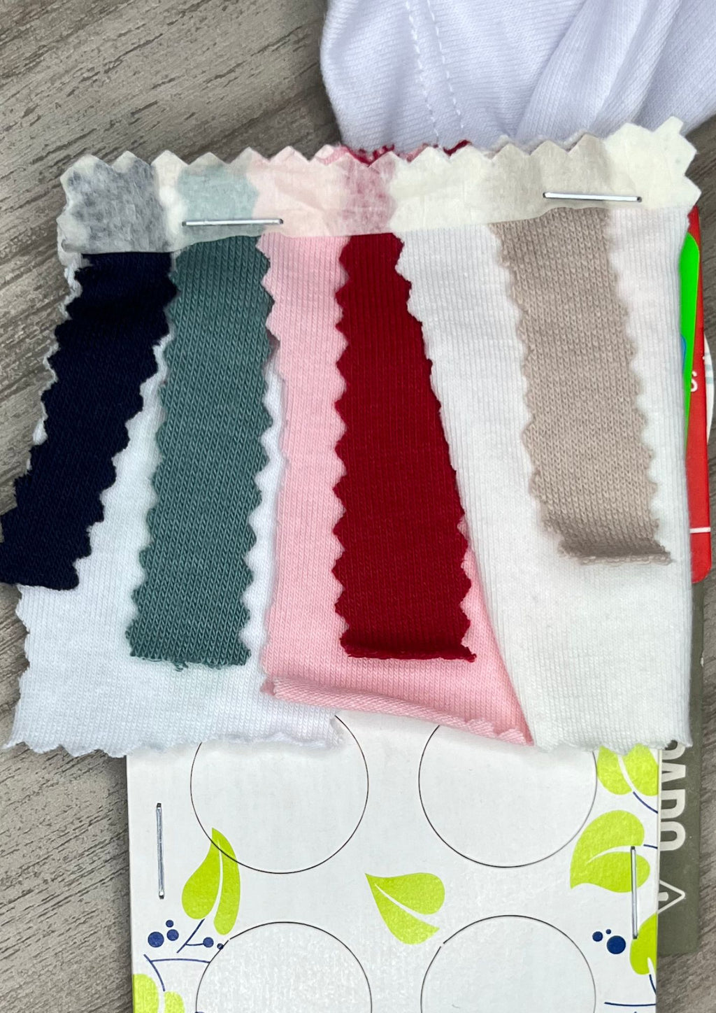 23743B camiseta silueta amplia, cuello deportivo.