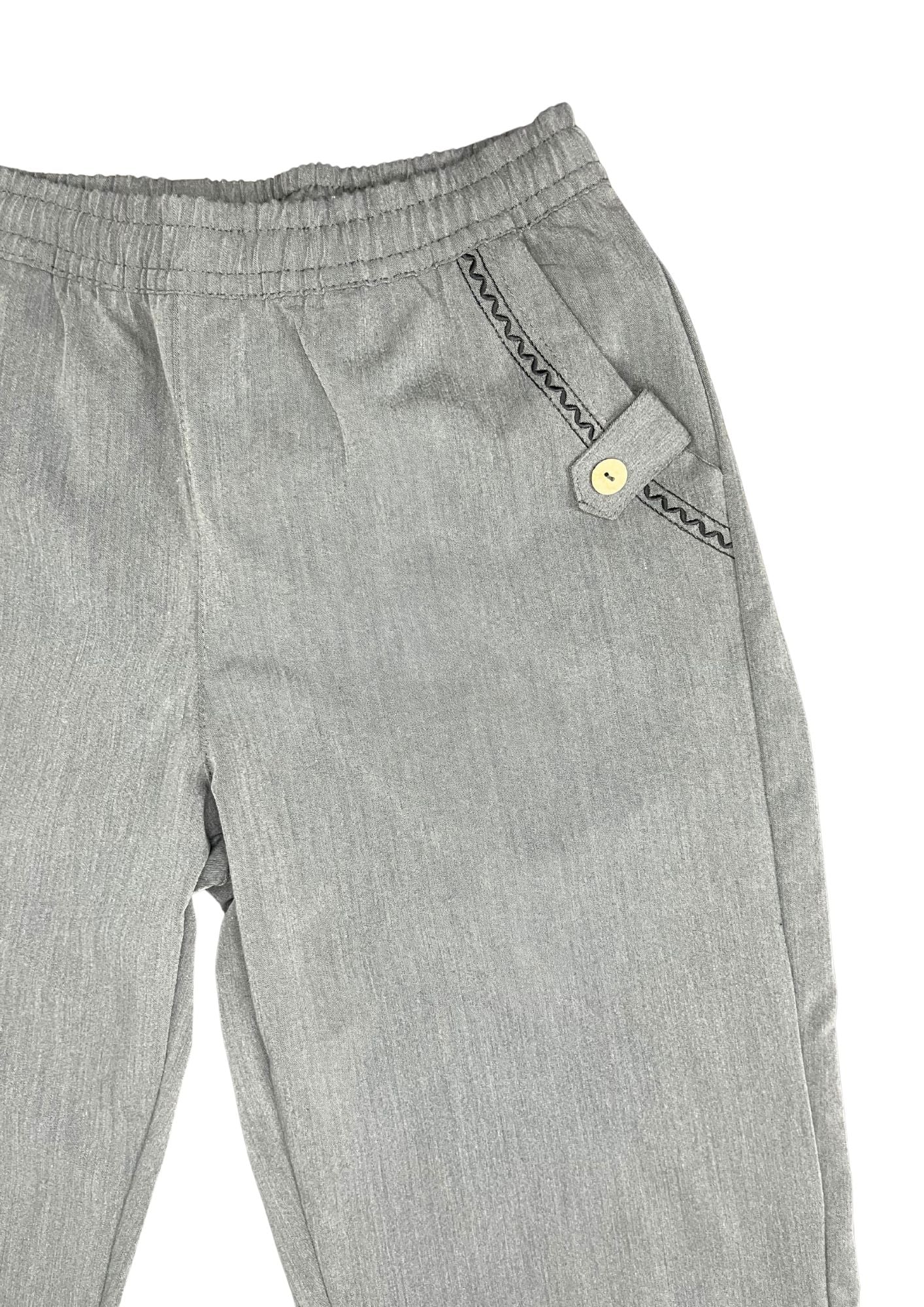 33282B capri silueta ajustada, detalle bordado.