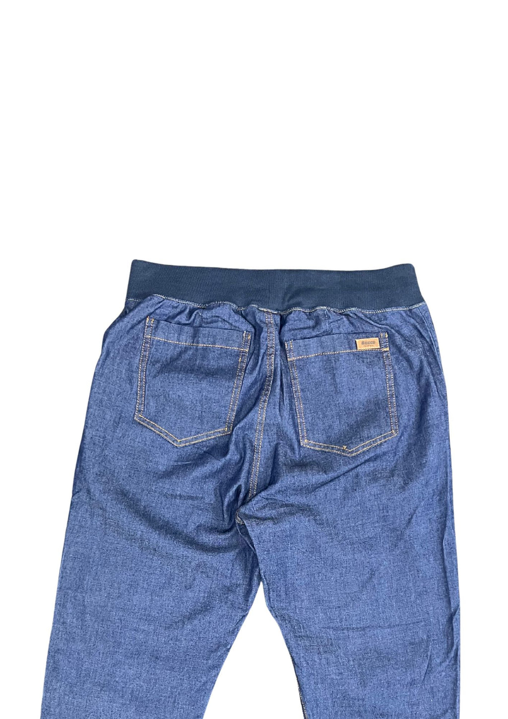 43814C jean índigo silueta amplia, pretina cómoda bota ajustada.