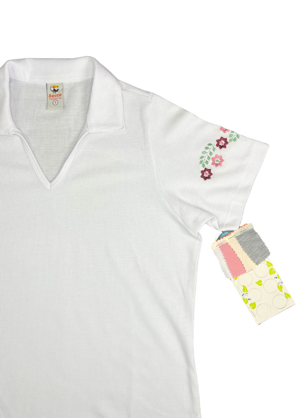 23744B blusón silueta amplia, bordado floral.