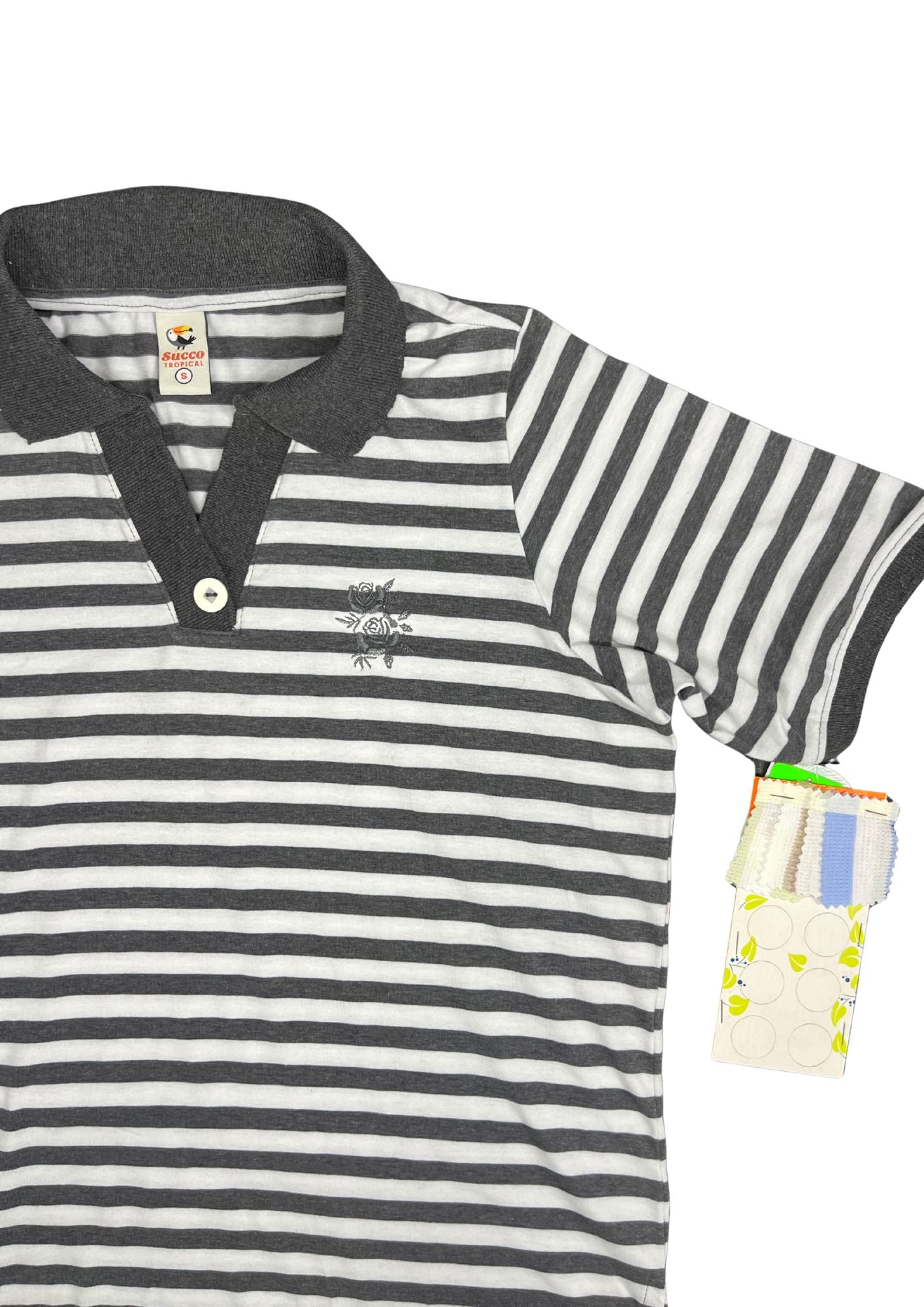 23829B blusón silueta amplia, cuello tejido, mini bordado.