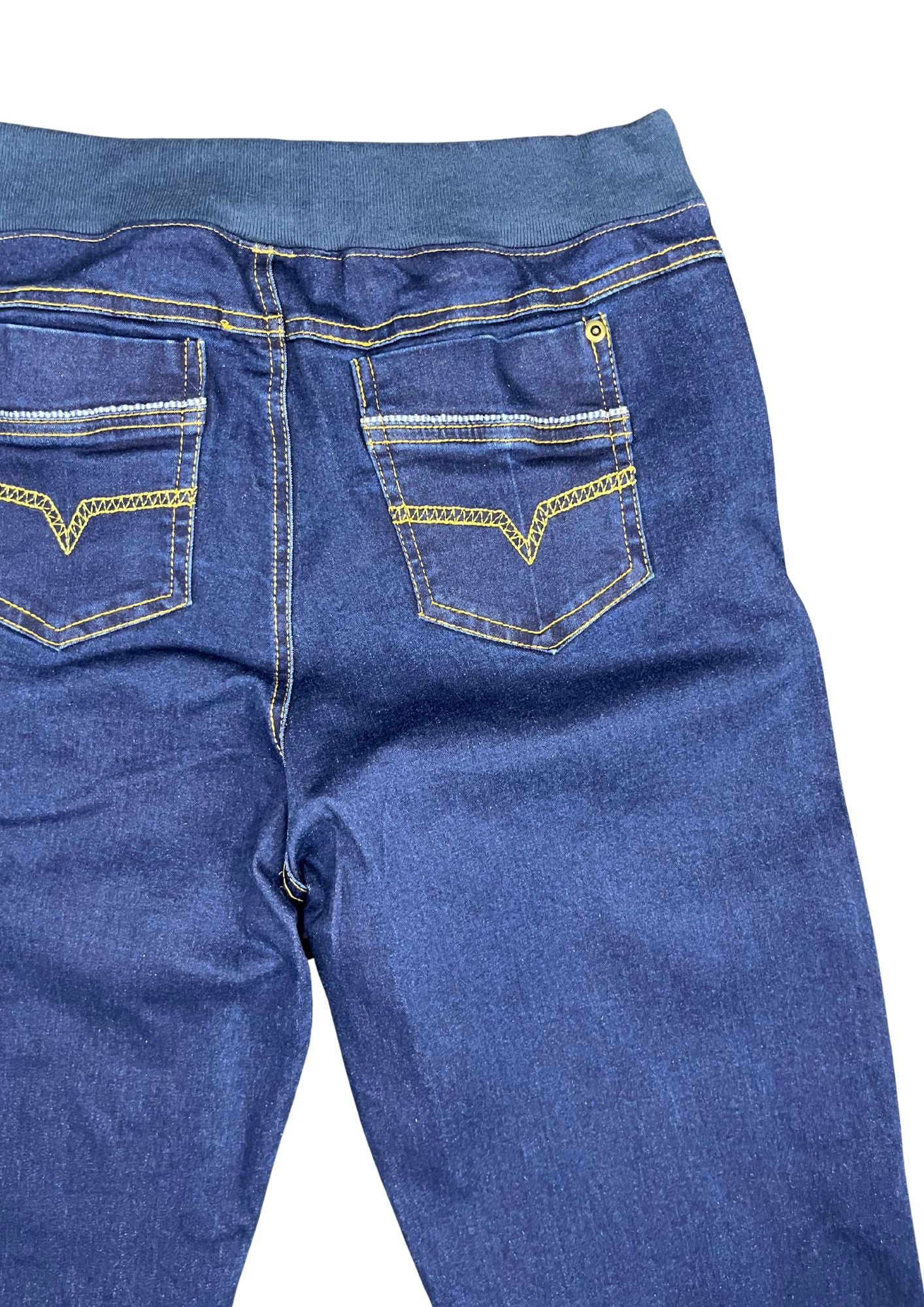 43824B jean índigo silueta amplia, pretina cómoda.