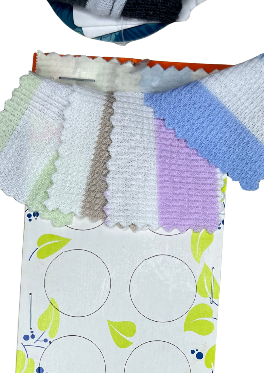 23829B blusón silueta amplia, cuello tejido, mini bordado.