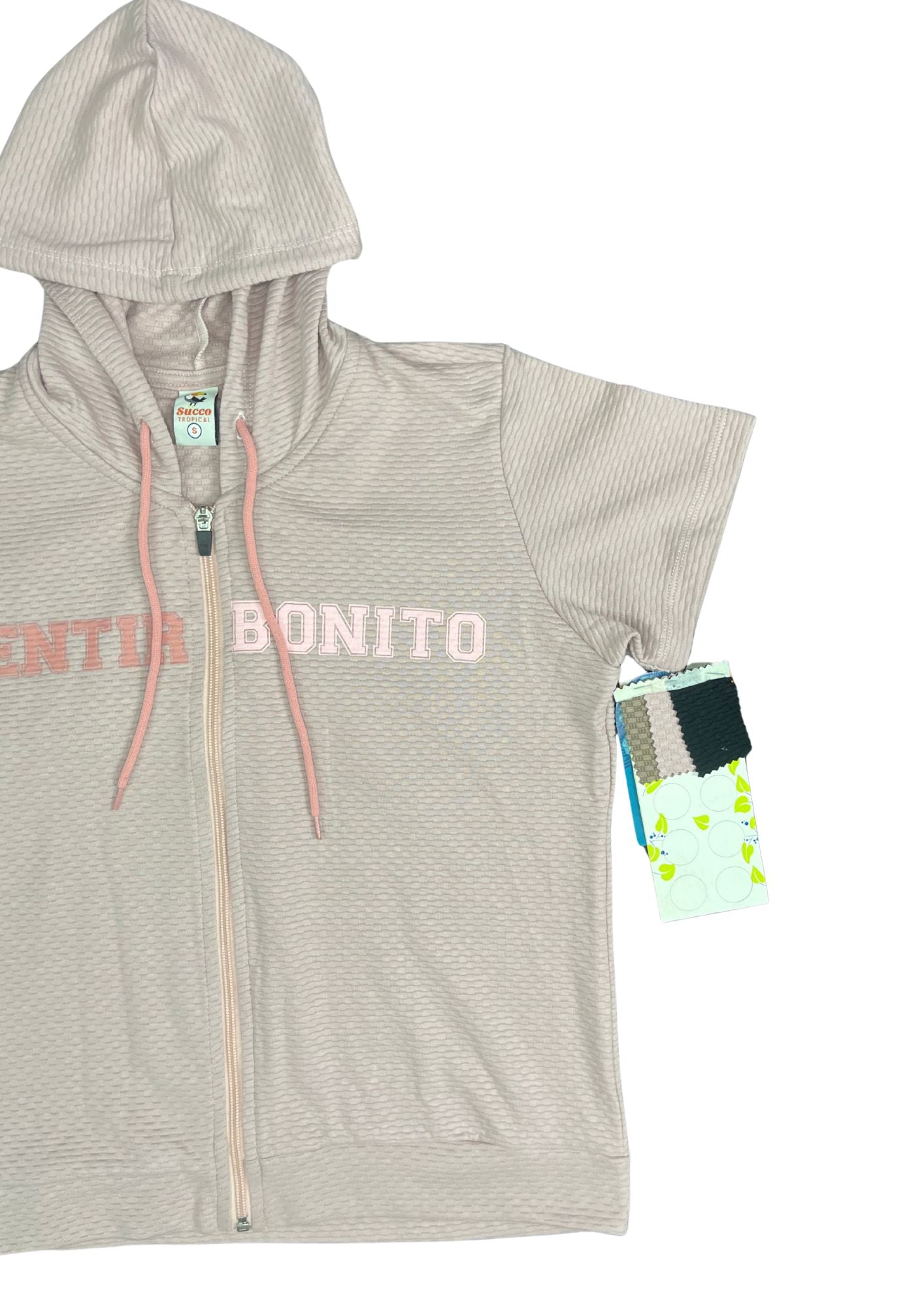 23377B camiseta silueta ajustada, con capucha deportiva.