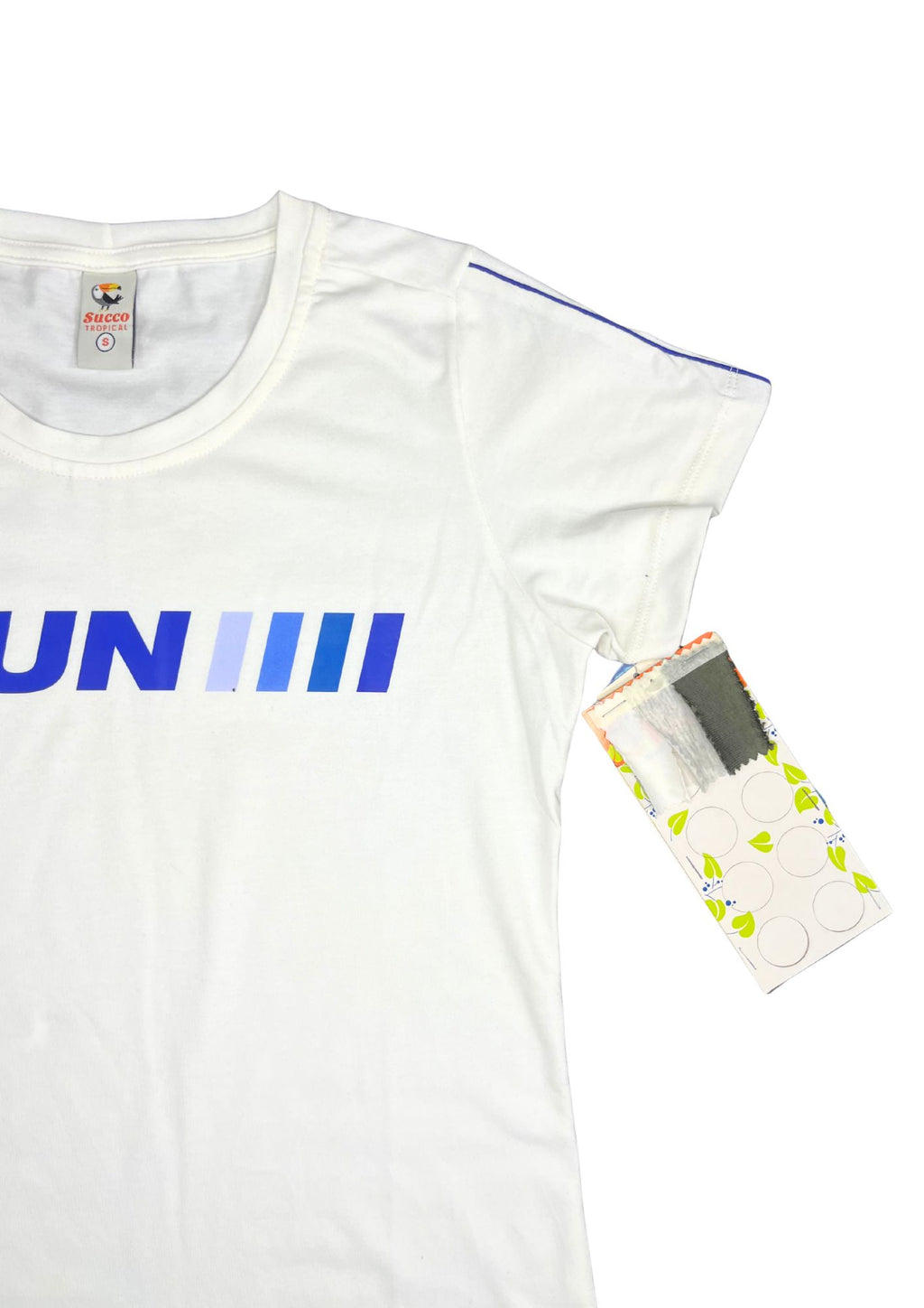 23392B camiseta silueta ajustada, estampado deportivo.