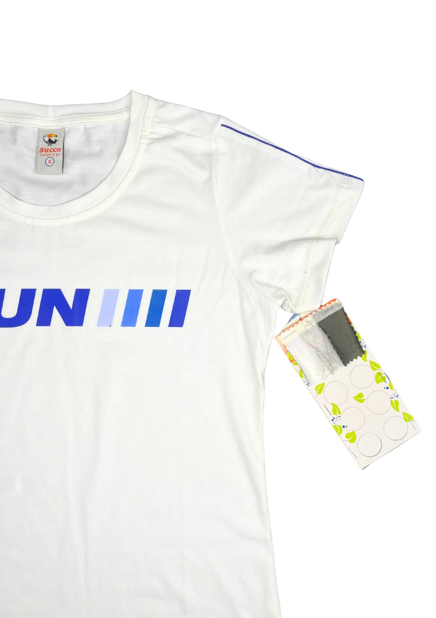 23392B camiseta silueta ajustada, estampado deportivo.